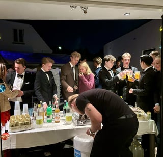 Mand i sort tøj ved formelt event med gæster
