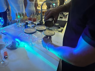 Videnskabsmand med bioluminescerende organismer i laboratorie
